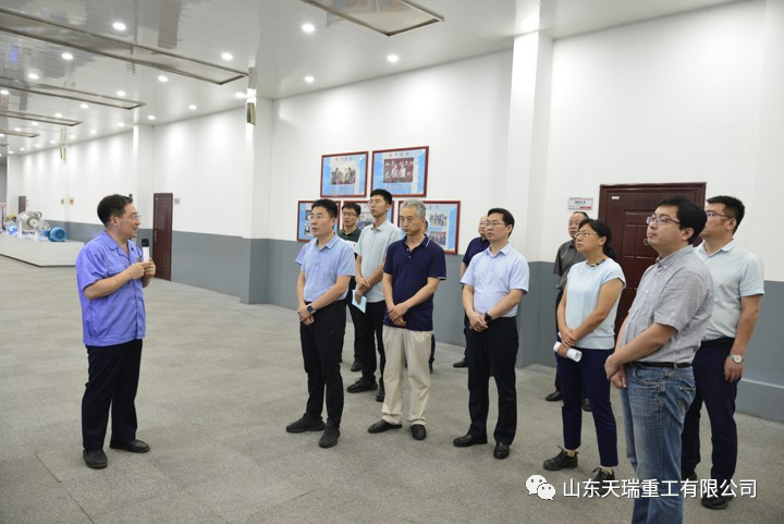 国家工信部装备二司重大技术装备处片飞处长 一行莅临焦点娱乐重工考察调研
