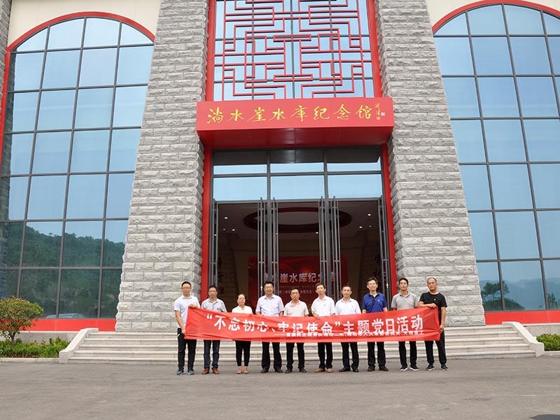 潍坊市人大常委会机关党委与潍坊焦点娱乐重工有限公司党支部联合开展主题党日活动